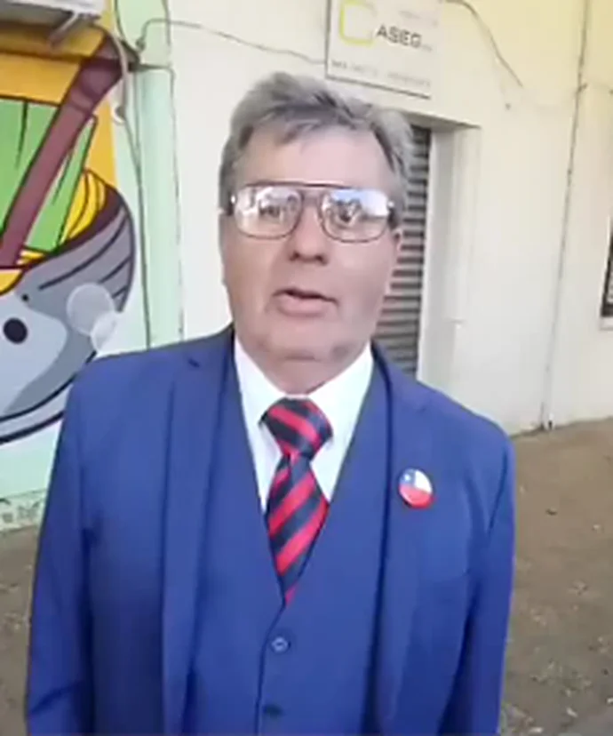 Mario, asesor de propiedades de Orcomar, de traje azul